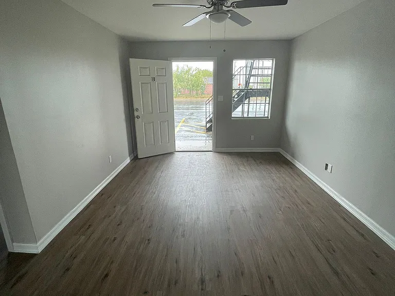 913 Athol St — Photo 15
