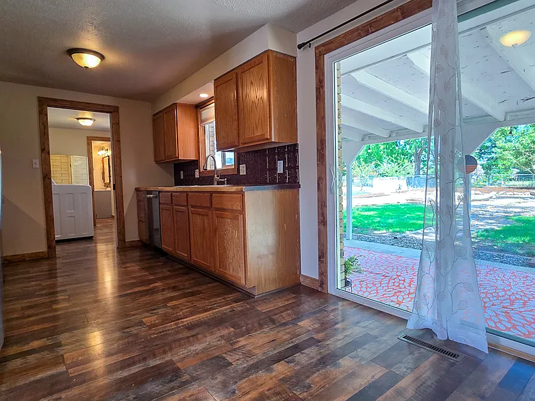 2120 N Wilson Ave — Photo 10