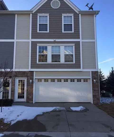 388 NE Kingwood — Photo 1