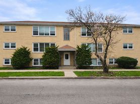 5834 W Montrose Ave, Chicago, IL