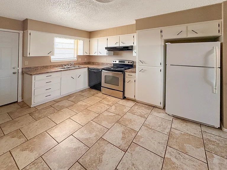 519-521 E Sunset Cir — Photo 4