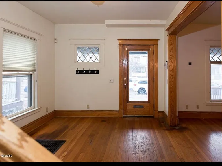 718 W Lovell St — Photo 5