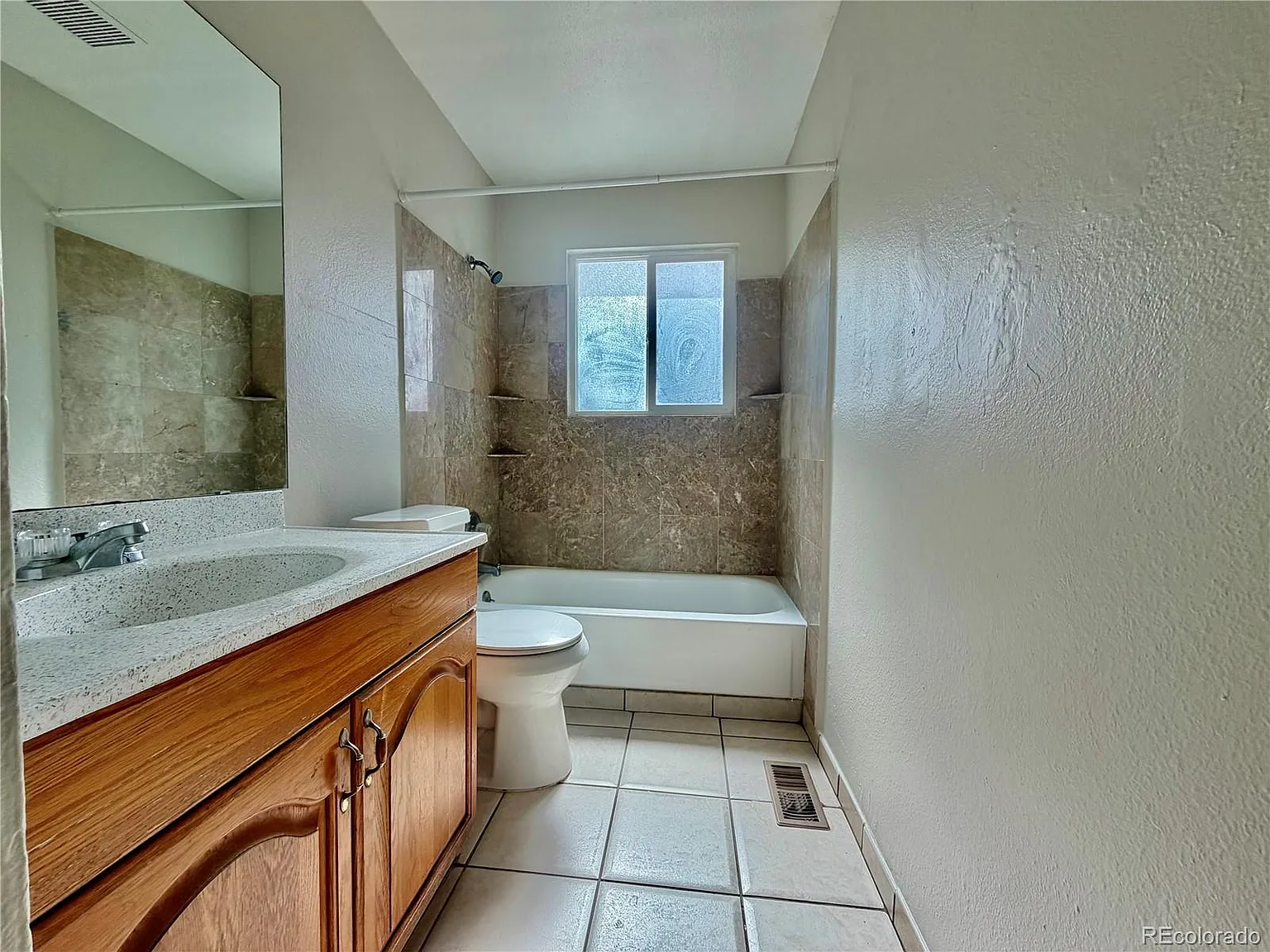 5 bed, 2.0 bath, 857 sqft, $3,300 — Photo 4