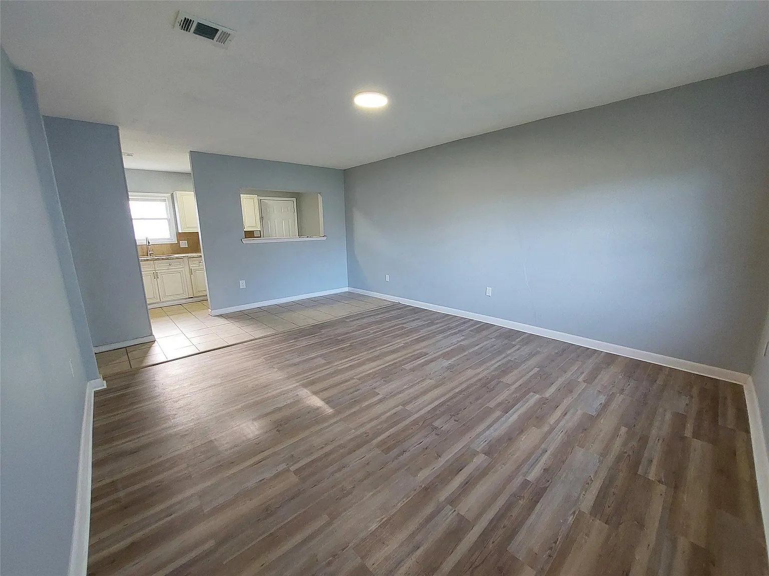 3 bed, 1.0 bath, 924 sqft, $1,195 — Photo 2