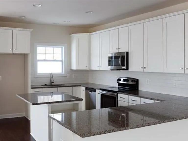 2410 Winthrop Dr — Photo 11