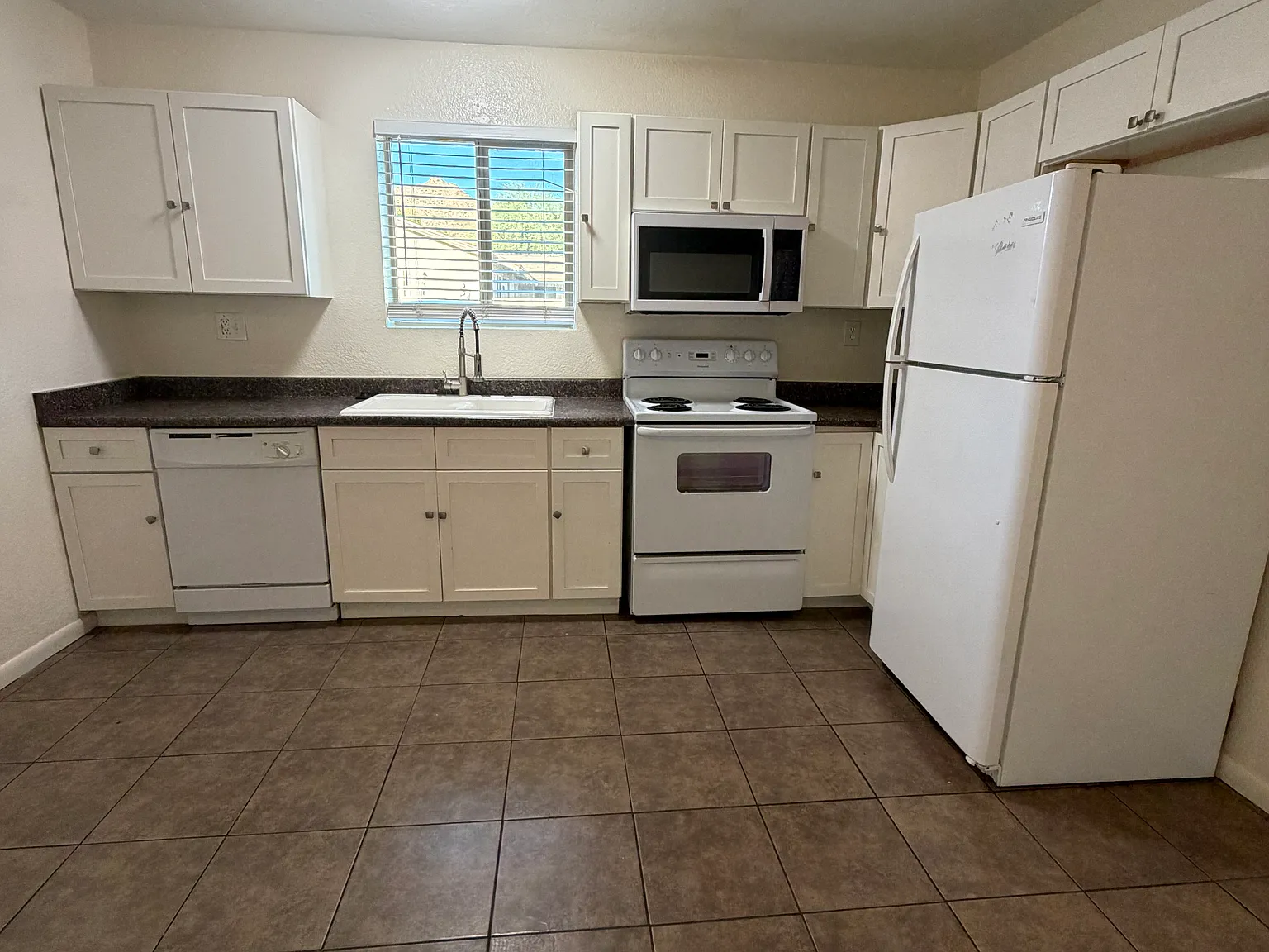 2 bed, 850 sqft, $1,050 — Photo 3