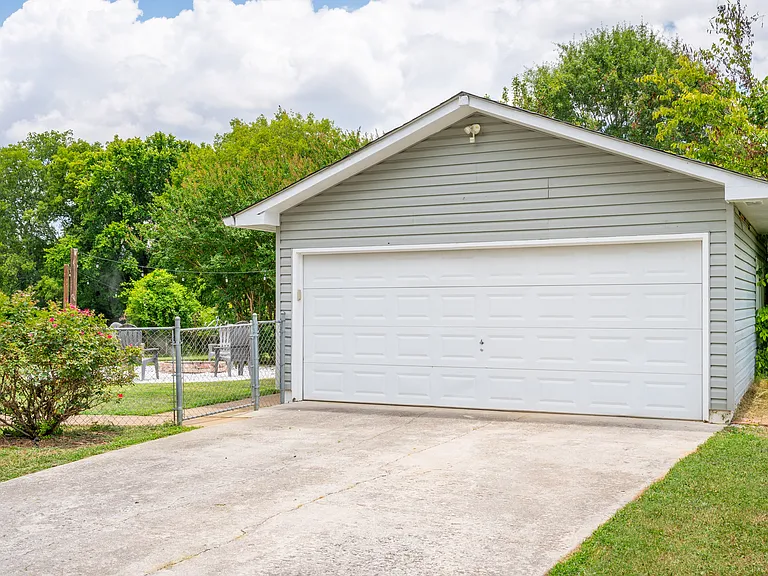 702 Ogrady Dr — Photo 2