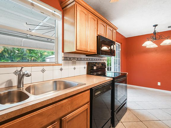 5th image of 919 W Jasmine Dr