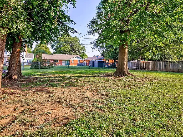 1006 Seneca Ave — Photo 8