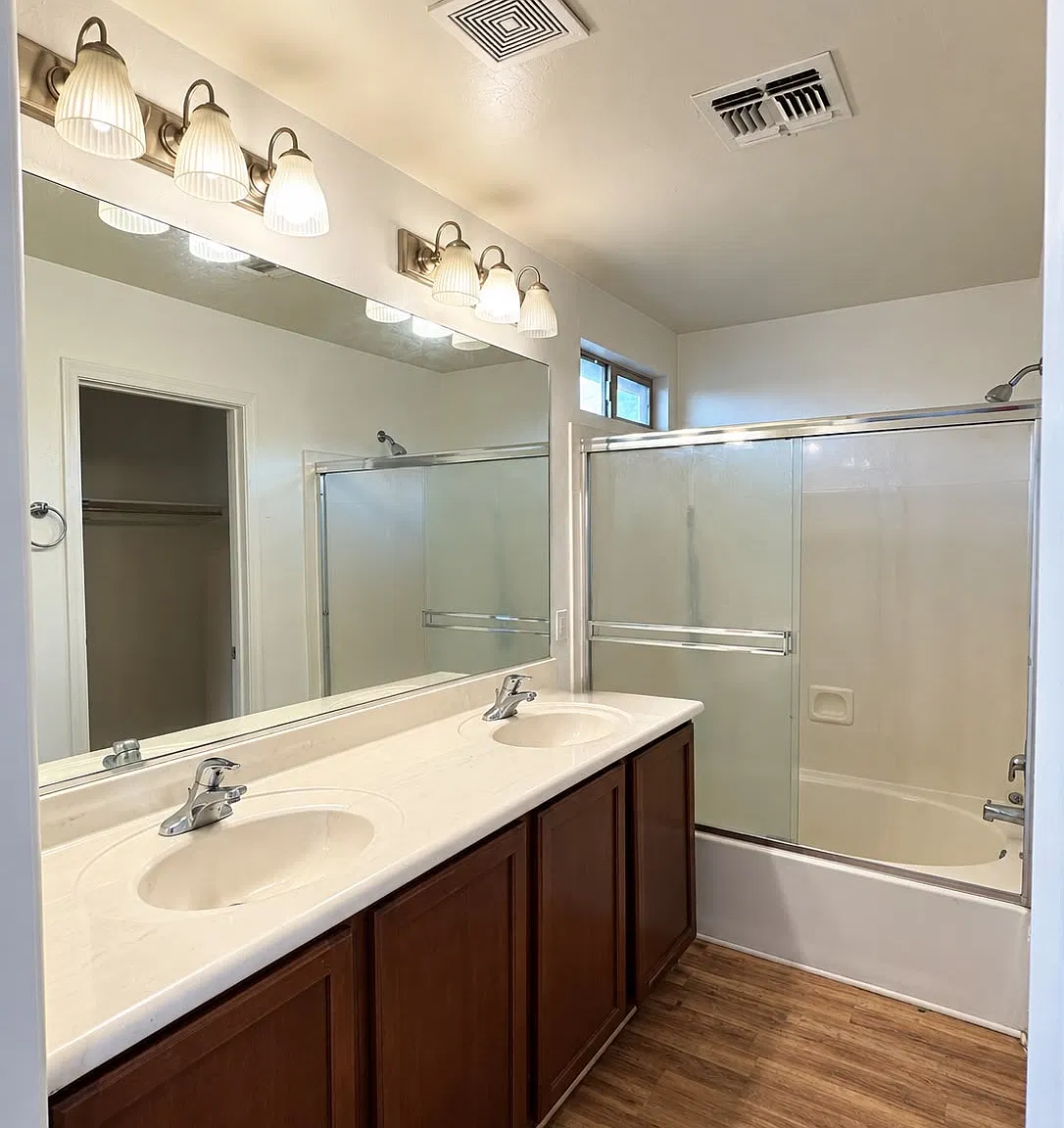 3 bed, 2.5 bath, 1370 sqft, $2,100 — Photo 3