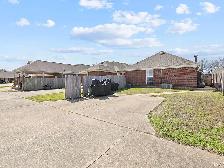 1225 Westfield Ln — Photo 3