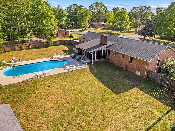 2nd image of 868 Fieldstone Rd