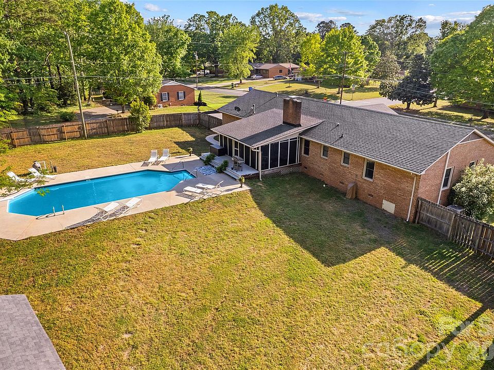 1st image of 868 Fieldstone Rd