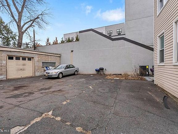 5th image of 427 Bergen Ave
