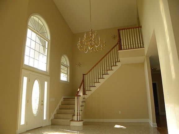 Dramatic 2 story open foyer