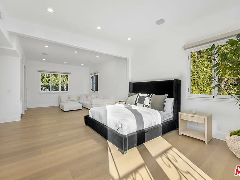 1424 N Doheny Dr — Photo 4