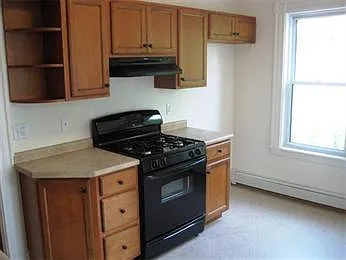 5 bed, 2000 sqft, $825 — Photo 2