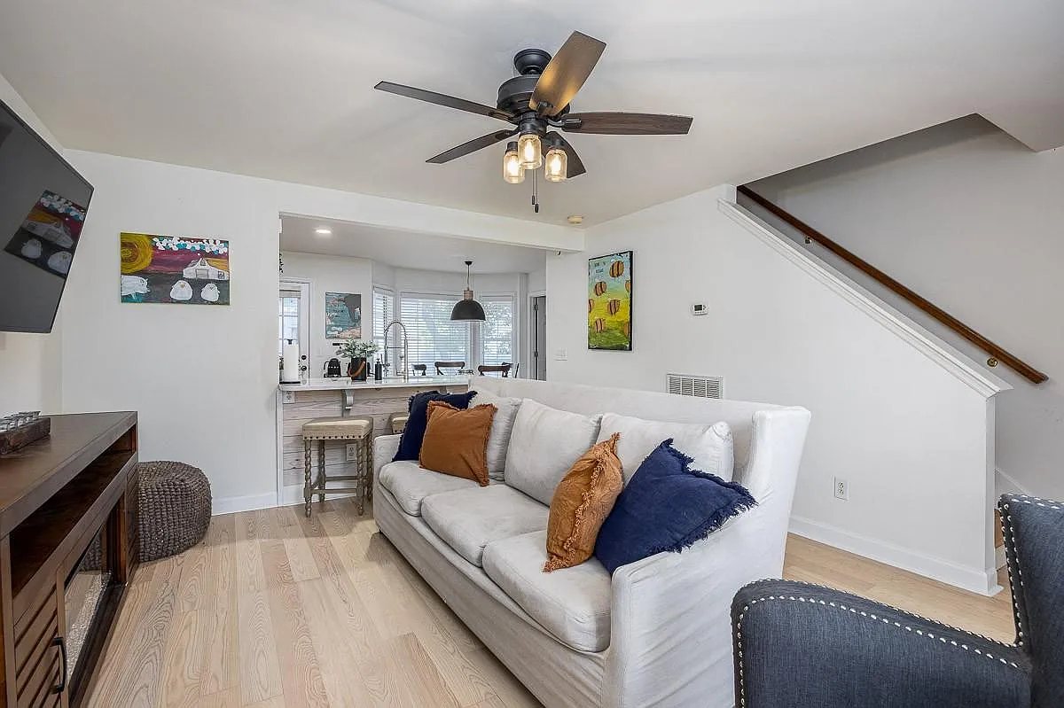 3 bed, 1417 sqft, $2,600 — Photo 4