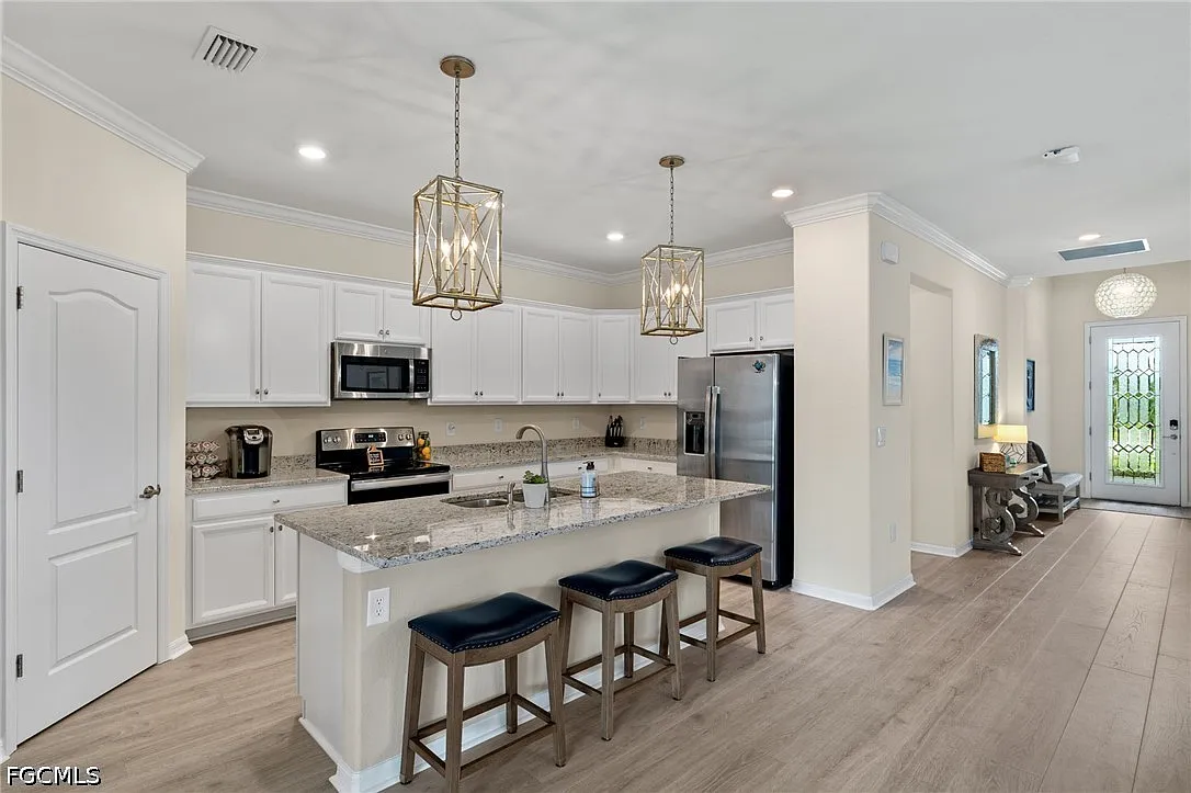 4 bed, 3.0 bath, 2032 sqft, $5,000 — Photo 3