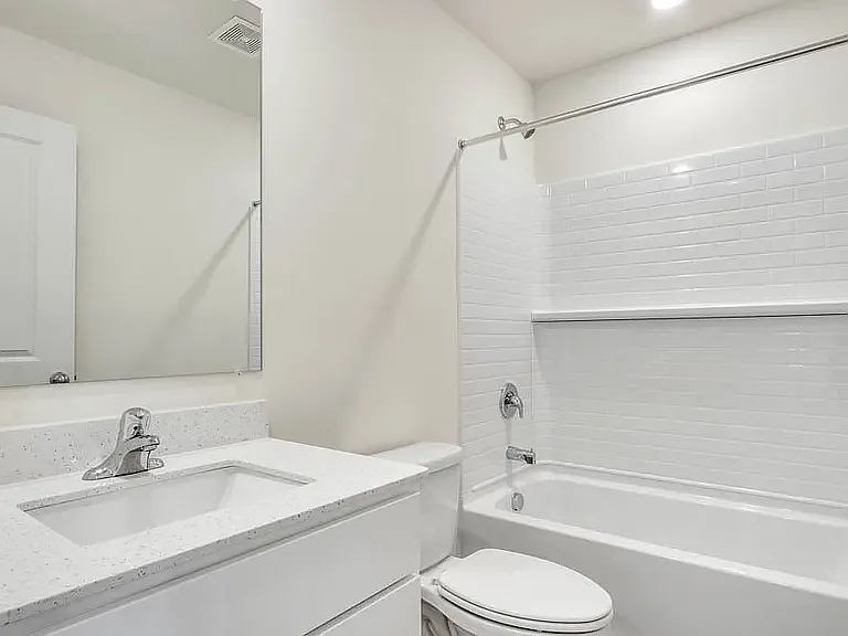 3 bed, 1827 sqft, $3,350 — Photo 2