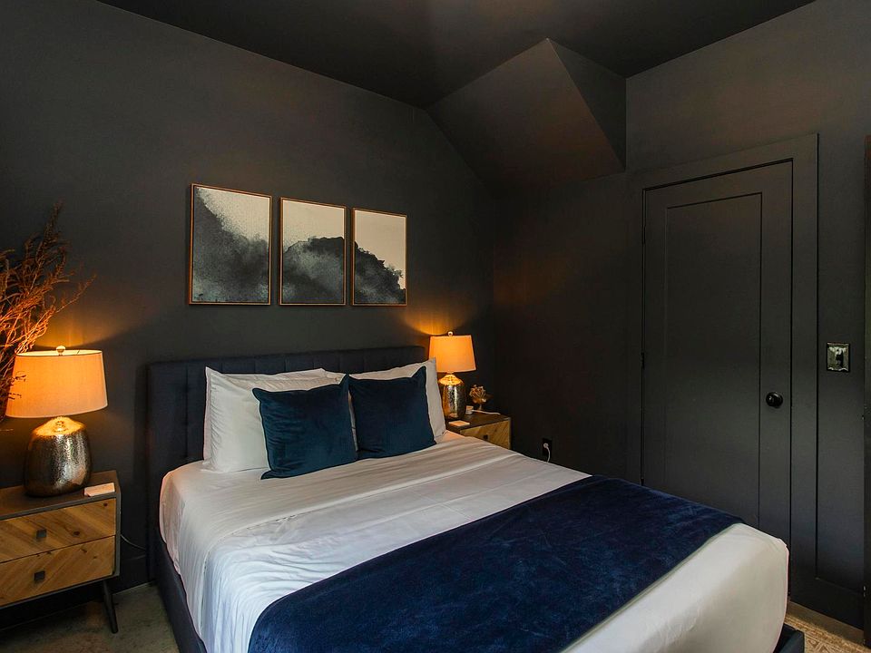 Bedroom 1: Entrance Level
Queen Bed