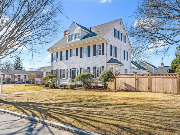 30 Greenwood Ave E, Rumford, RI 02916