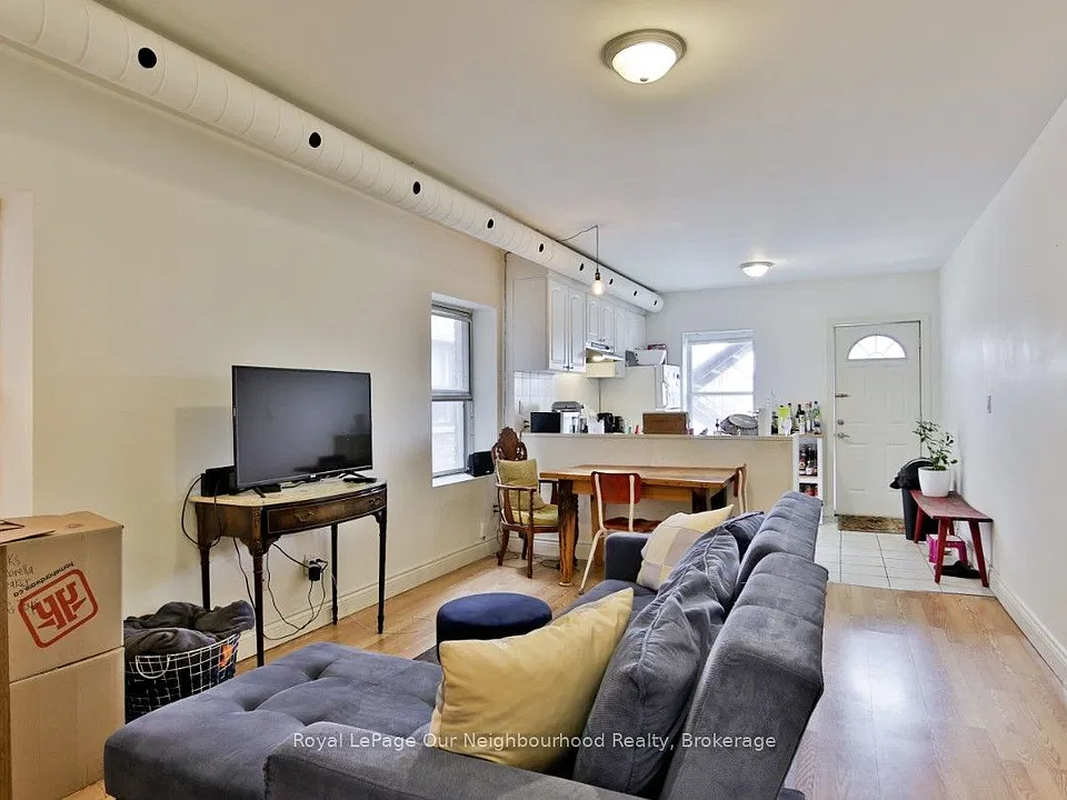 1504 Dundas St W