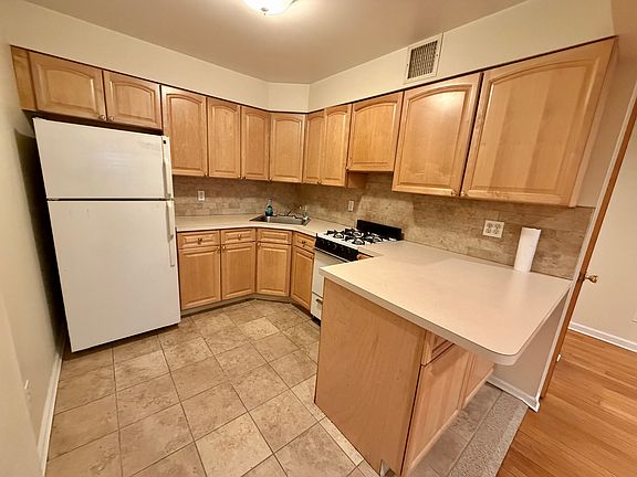 3rd image of 318 W 77th St APT 1A