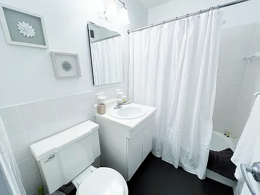 Rented by Manhattan Realty Group | media 16