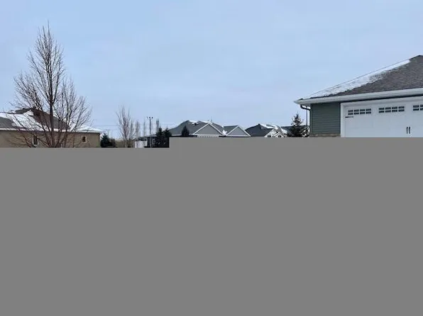2002 Woodland Dr, Wahpeton, ND 58075