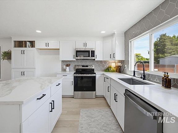 5th image of 2737 N Carissa Ln