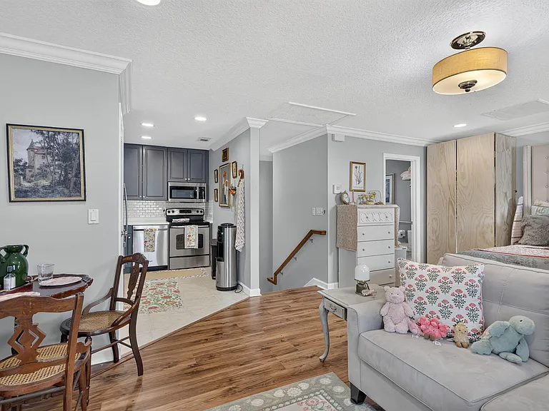 10542 SW Westlawn Blvd — Photo 49