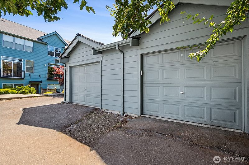 2nd image of 2804 S Columbian Way