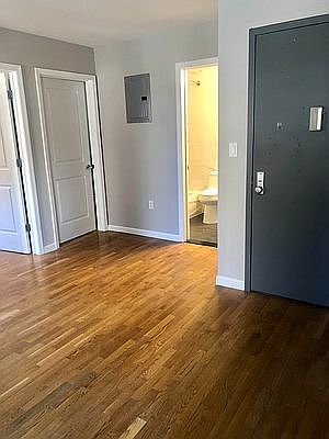 3rd image of 712 Courtlandt Ave #2F
