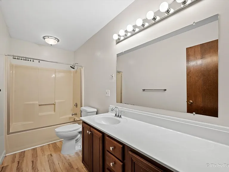 702 N View St — Photo 19