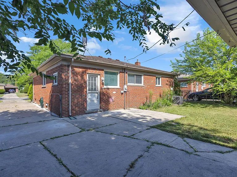 8484 Berwyn St — Photo 14