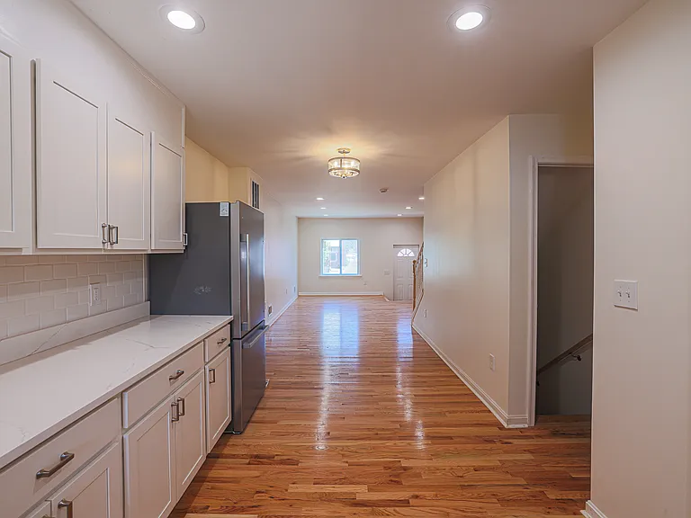 2729 E Monument St — Photo 8