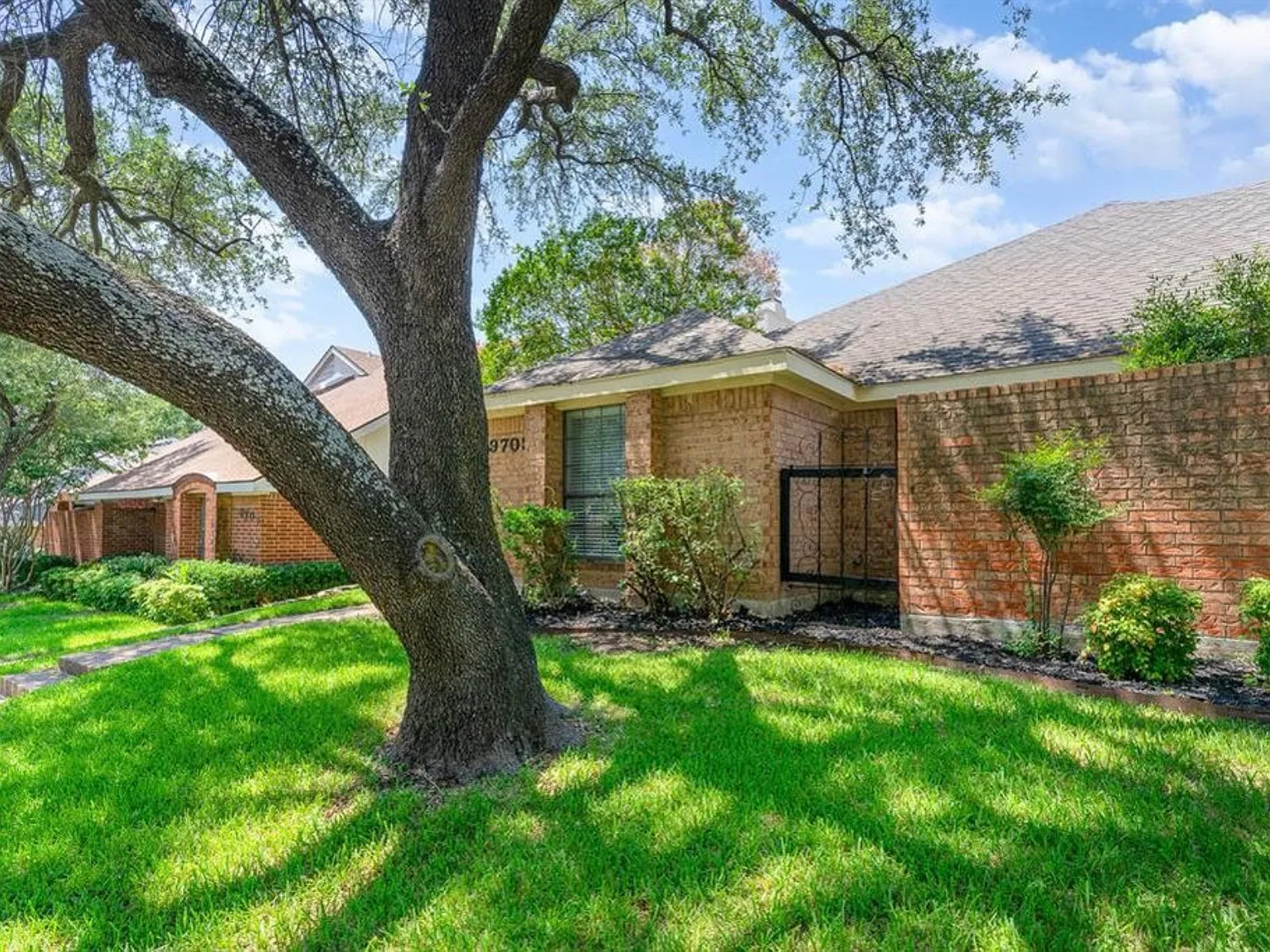 2 bed, 1190 sqft, $2,200 — Photo 3