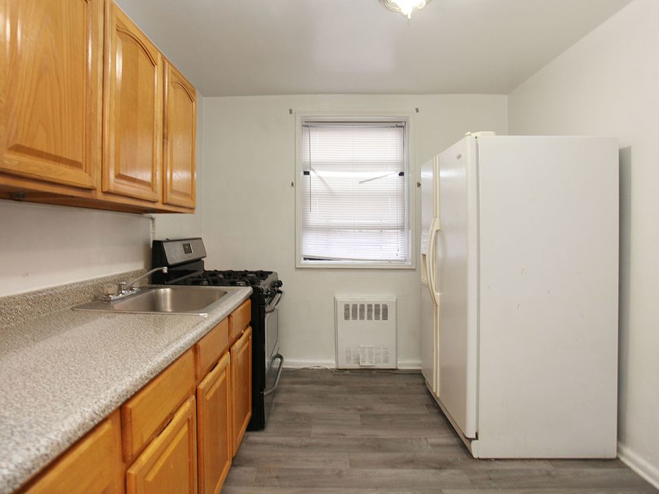 2nd image of 131-11 Kew Gardens Rd #4-L