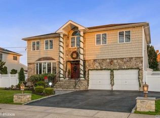 2169 Willow St, Wantagh, NY 11793