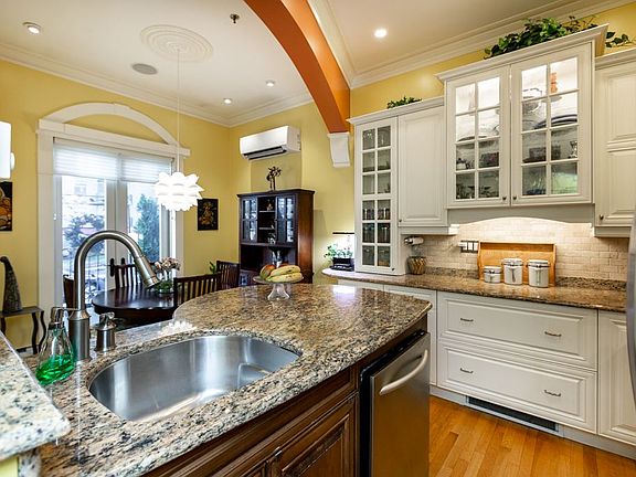 5th image of 1049 S Park St #1