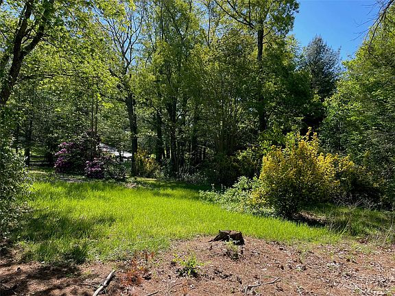 5th image of 2 Daisy Ln