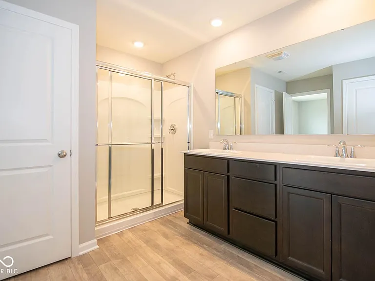 Nice roomy bath
