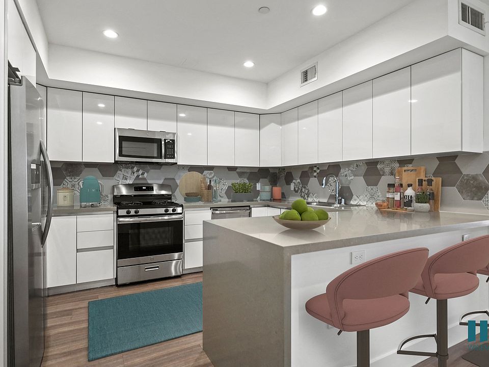 Full-Size Kitchen with Energy-Efficient Appliances and Countertop Bar