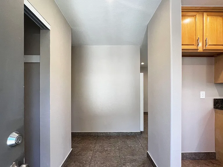 131 S Hamlin St #D — Photo 4