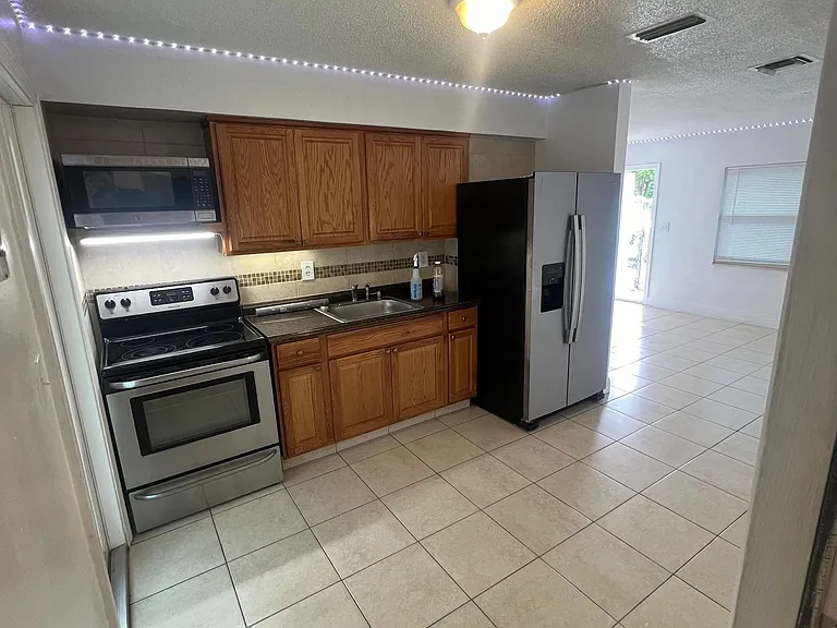4413 SW 32nd Ave #2 — Photo 3