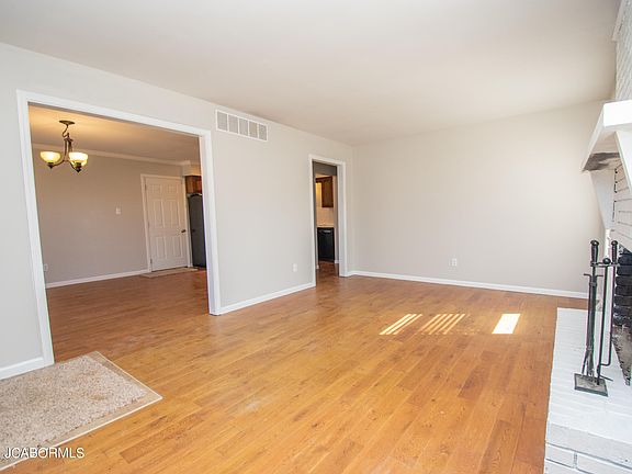 4th image of 2402 Willow Dr