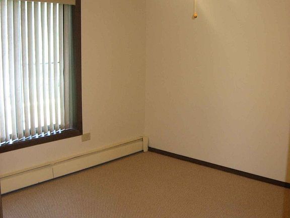 2nd bedroom w/ceiling fan