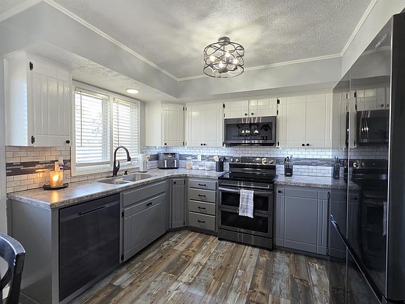 2nd image of 207 W REDWOOD DR