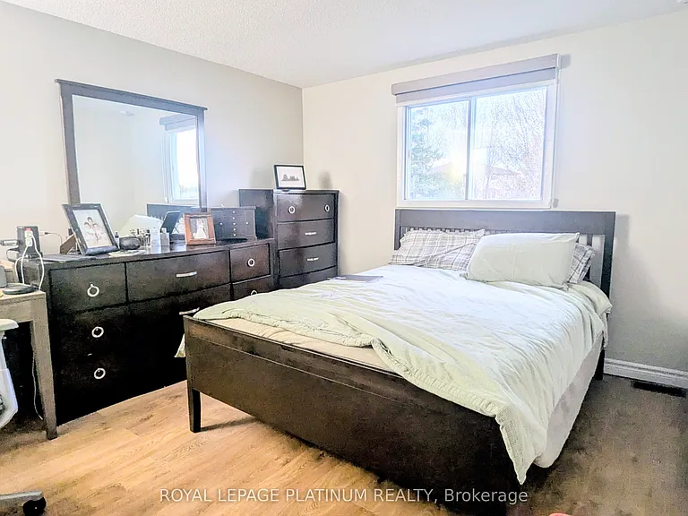 630 Pinerow Cres — Photo 6